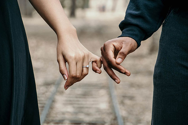 آیا عشق بی‌قید و شرط باعث ایجاد روابط سالم می‌شود؟